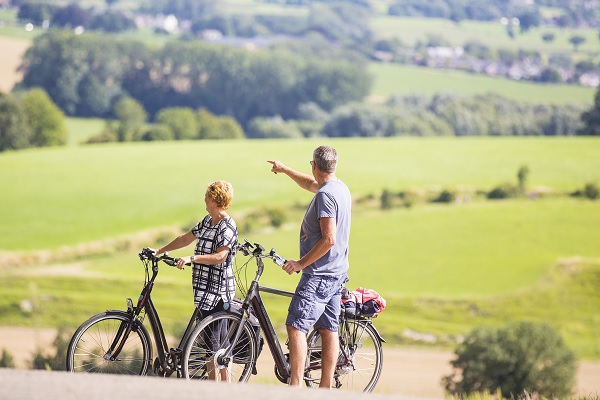 Fietsers genieten van het uitzicht in het heuvelland in Zuid-Limburg