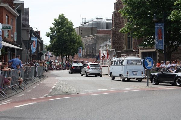 Auto's rijden mee in de St.-Kristoffelbedevaart door Belgisch Limburg