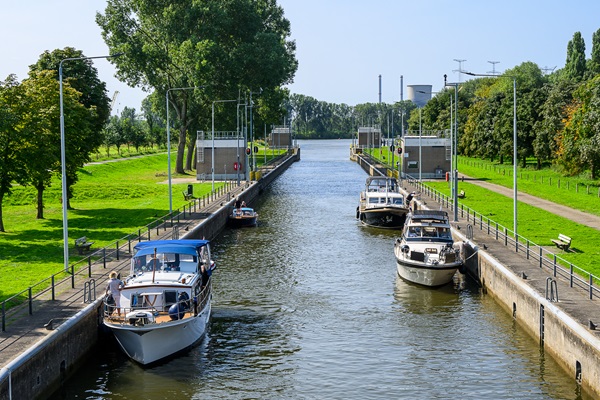 Boten liggen in de sluis van Linne te wachten tot de waterstand goed is om door te varen