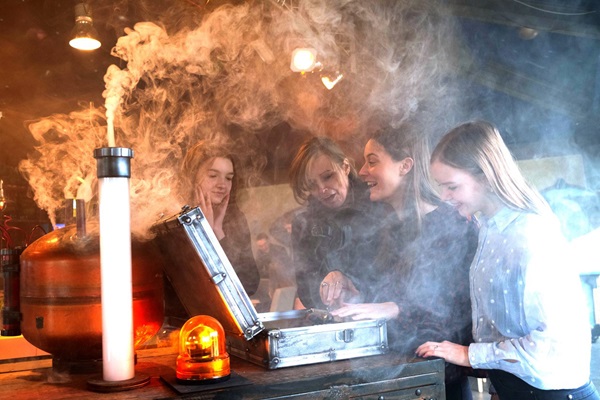 Rookmachine gaat af terwijl mensen de puzzel proberen op te lossen van een escape room bij Break Out in Swalmen