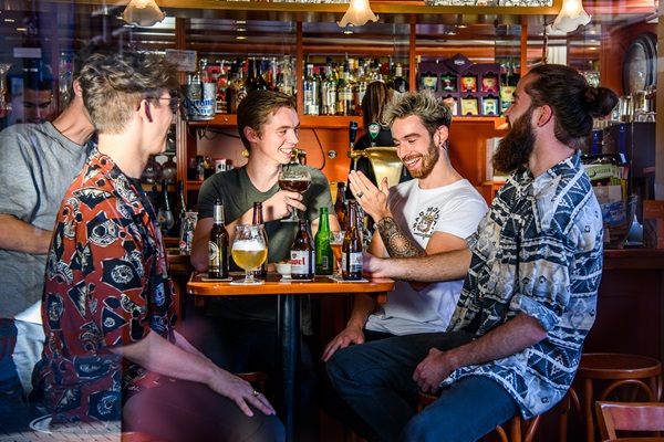 Groep vrienden  is gezellig een drankje aan het drinken in een van de bruine kroegen van Roermond